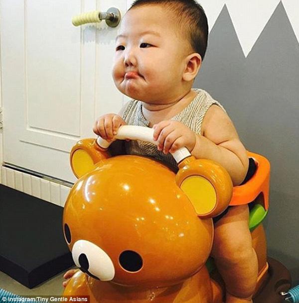 Trào lưu khoe tay con như cây tre trăm đốt lại gây sốt mạng xã hội-5