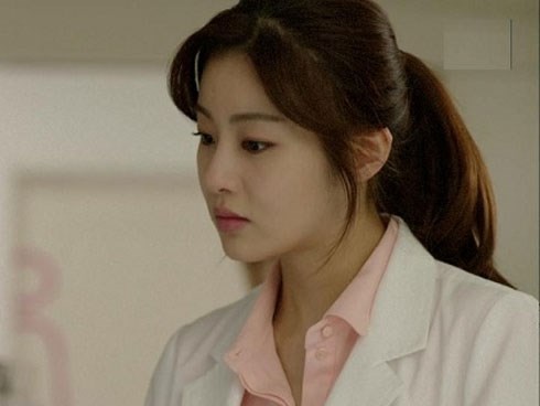 Đi đẻ mà gặp phải người yêu cũ của chồng làm bác sĩ, trong cơn đau tôi méo mặt nhìn chồng gãi đầu gãi tai ngượng ngùng