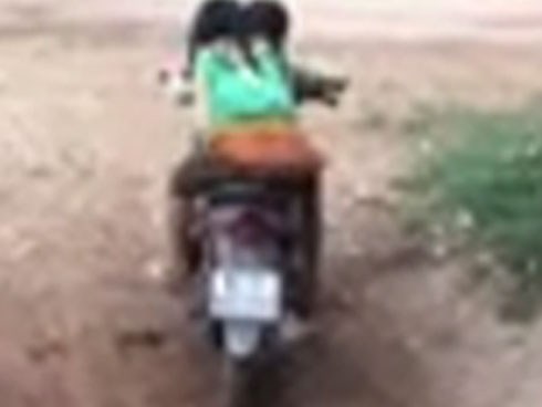 Video: Hai bé gái vùng cao phối hợp lái xe máy khiến dân tình phát hoảng
