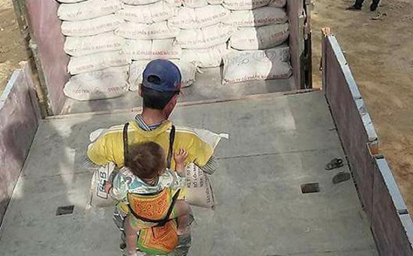 Chấp nhận khổ cực, những ông bố này vẫn gồng mình” đem theo con nhỏ mưu sinh khắp nơi-3