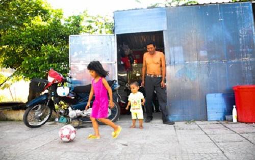 Chấp nhận khổ cực, những ông bố này vẫn gồng mình” đem theo con nhỏ mưu sinh khắp nơi-5