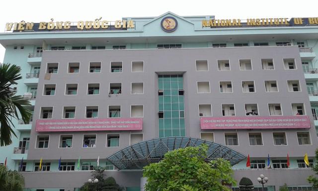 Xót xa bé gái 26 tháng tuổi bị bỏng nặng do ngã vào nồi bỗng rượu vừa nấu xong-1