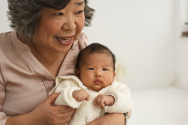 Nhờ mẹ chồng lên chăm con giúp mà giờ tôi phải đứng giữa cuộc chiến của bà nội và bà ngoại-1
