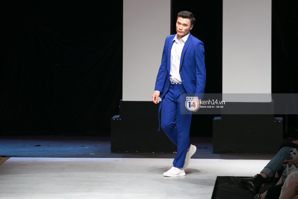 HOT: Thủ môn Bùi Tiến Dũng lần đầu trổ tài trình diễn catwalk tại VIFW, khiến đám đông khán giả vỡ òa-2