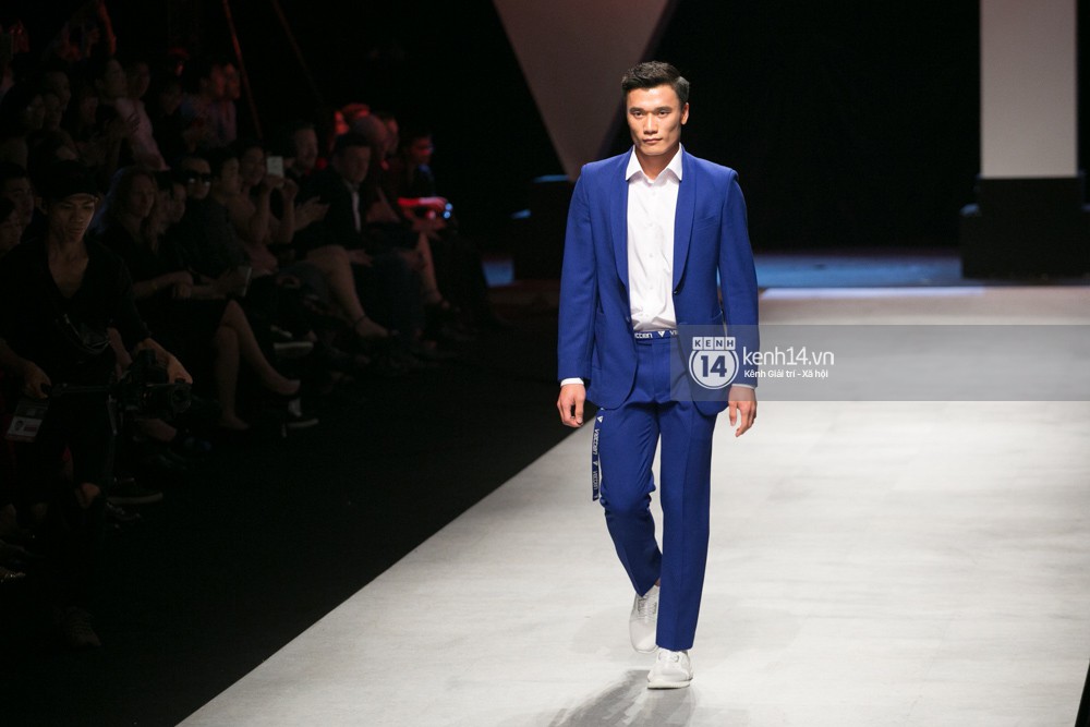 HOT: Thủ môn Bùi Tiến Dũng lần đầu trổ tài trình diễn catwalk tại VIFW, khiến đám đông khán giả vỡ òa-1