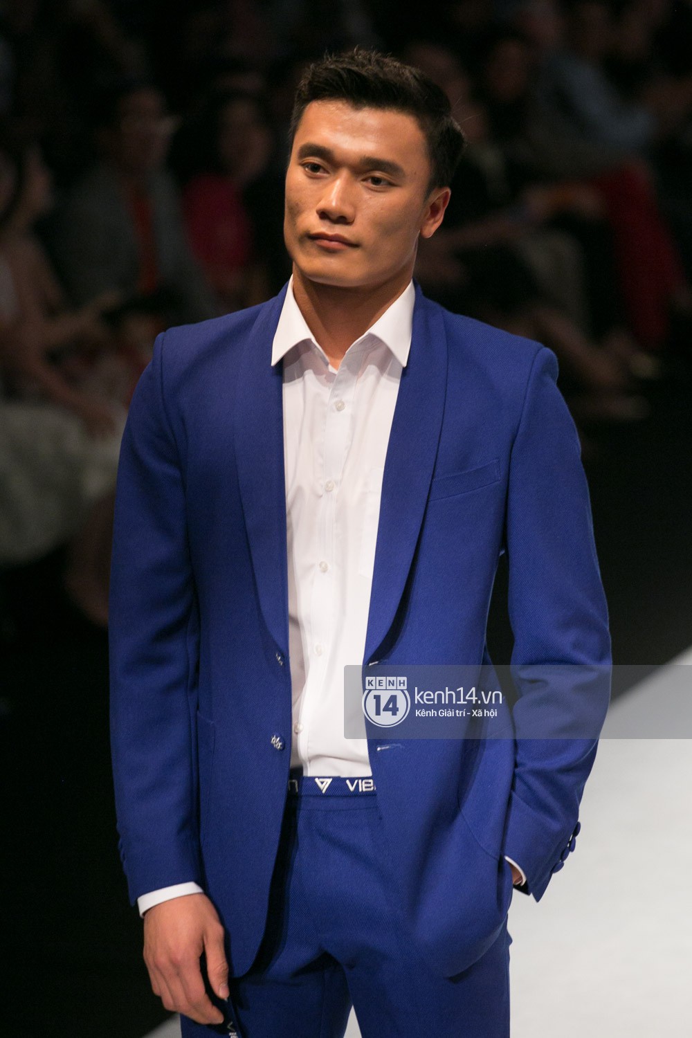 HOT: Thủ môn Bùi Tiến Dũng lần đầu trổ tài trình diễn catwalk tại VIFW, khiến đám đông khán giả vỡ òa-3