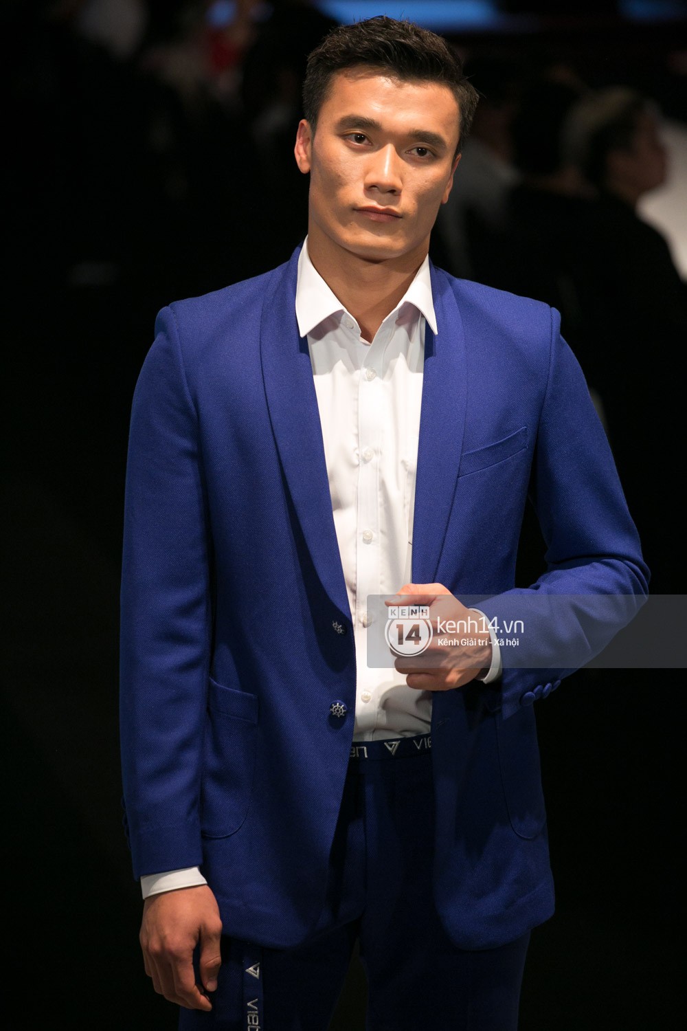 HOT: Thủ môn Bùi Tiến Dũng lần đầu trổ tài trình diễn catwalk tại VIFW, khiến đám đông khán giả vỡ òa-4