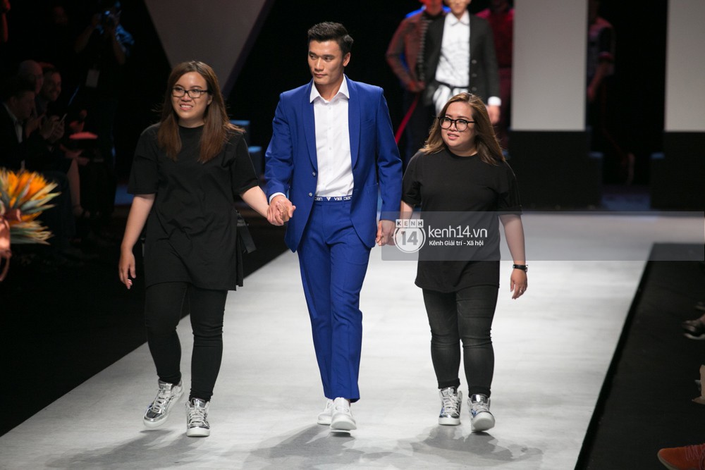 HOT: Thủ môn Bùi Tiến Dũng lần đầu trổ tài trình diễn catwalk tại VIFW, khiến đám đông khán giả vỡ òa-5