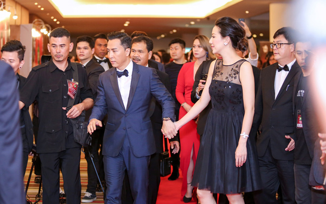 Những cặp đũa lệch chênh chiều cao nhiều nhất trong showbiz-7