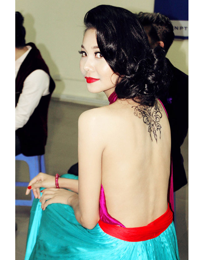 Lưng trần nuột nà của Nhã Phương, Mai Phương Thúy, Elly Trần-17