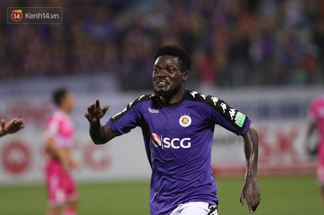 Bạn gái Duy Mạnh, Quang Hải khoe sắc trên sân Hàng Đẫy-5