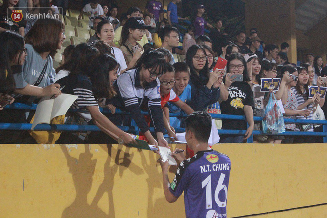 Bạn gái Duy Mạnh, Quang Hải khoe sắc trên sân Hàng Đẫy-6