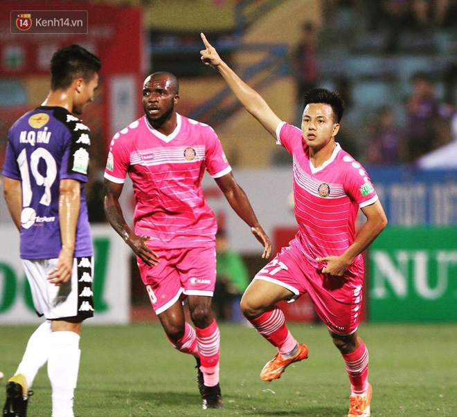 Bạn gái Duy Mạnh, Quang Hải khoe sắc trên sân Hàng Đẫy-4