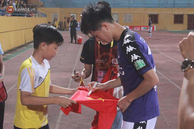 Bạn gái Duy Mạnh, Quang Hải khoe sắc trên sân Hàng Đẫy-7