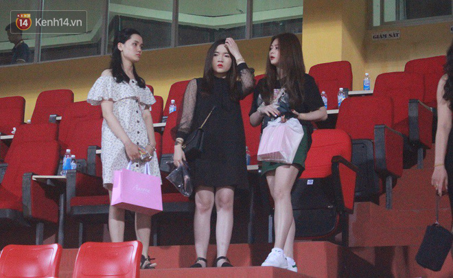 Bạn gái Duy Mạnh, Quang Hải khoe sắc trên sân Hàng Đẫy-3