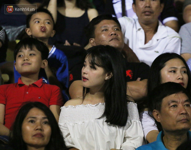 Bạn gái Duy Mạnh, Quang Hải khoe sắc trên sân Hàng Đẫy-2