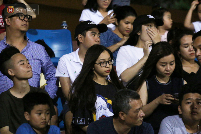 Bạn gái Duy Mạnh, Quang Hải khoe sắc trên sân Hàng Đẫy-1