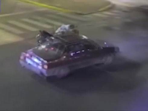 Vượt đèn đỏ với tốc độ cao, thiếu nữ bay thẳng lên nóc ô tô đang chạy