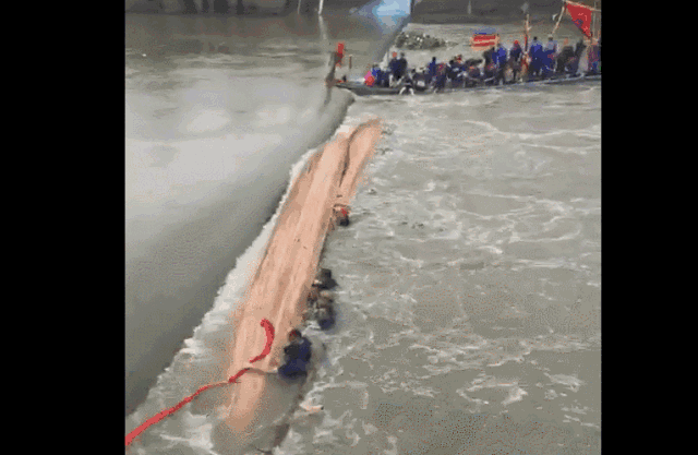 Video: Khoảnh khắc nhiều người tháo chạy, nhảy khỏi chiếc thuyền lật trên sông trước thời khắc sinh tử-1