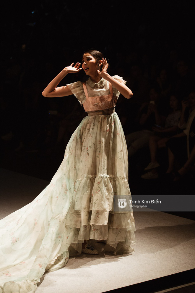 Top 3 HHHV - H’Hen Niê, Hoàng Thùy, Mâu Thủy lại tiếp tục đánh chiếm hết cả ngôi vị vedette của VIFW ngày cuối-14