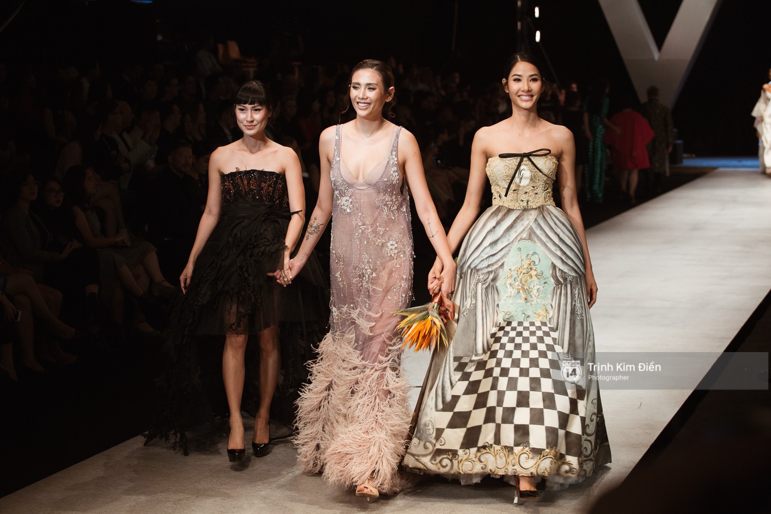 Top 3 HHHV - H’Hen Niê, Hoàng Thùy, Mâu Thủy lại tiếp tục đánh chiếm hết cả ngôi vị vedette của VIFW ngày cuối-17