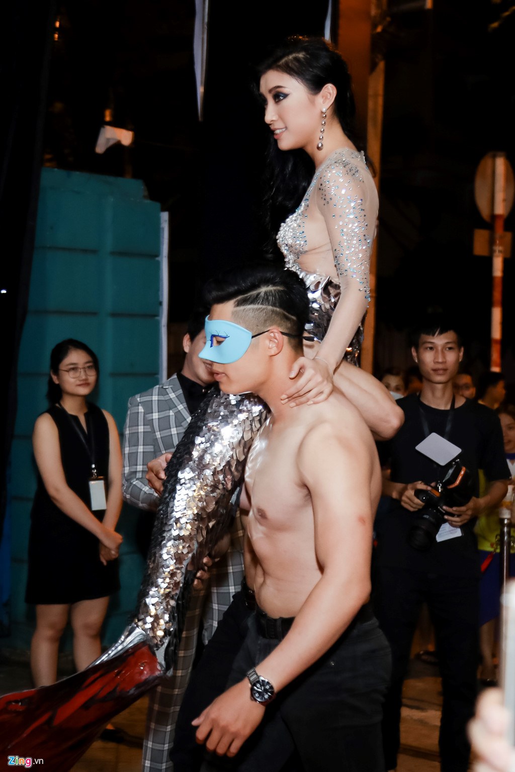 Hóa người cá, Tiêu Châu Như Quỳnh bị chỉ trích làm lố trên thảm đỏ-2