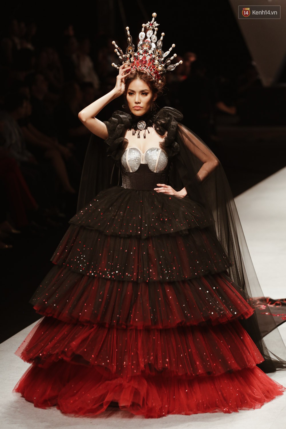 Đội vương miện quá nặng, nữ hoàng Lan Khuê phải vừa đi vừa giữ mà vẫn có thần thái quá đỉnh-2