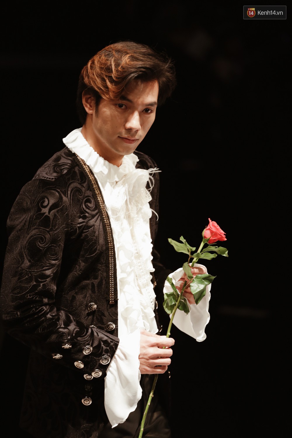 Đội vương miện quá nặng, nữ hoàng Lan Khuê phải vừa đi vừa giữ mà vẫn có thần thái quá đỉnh-6