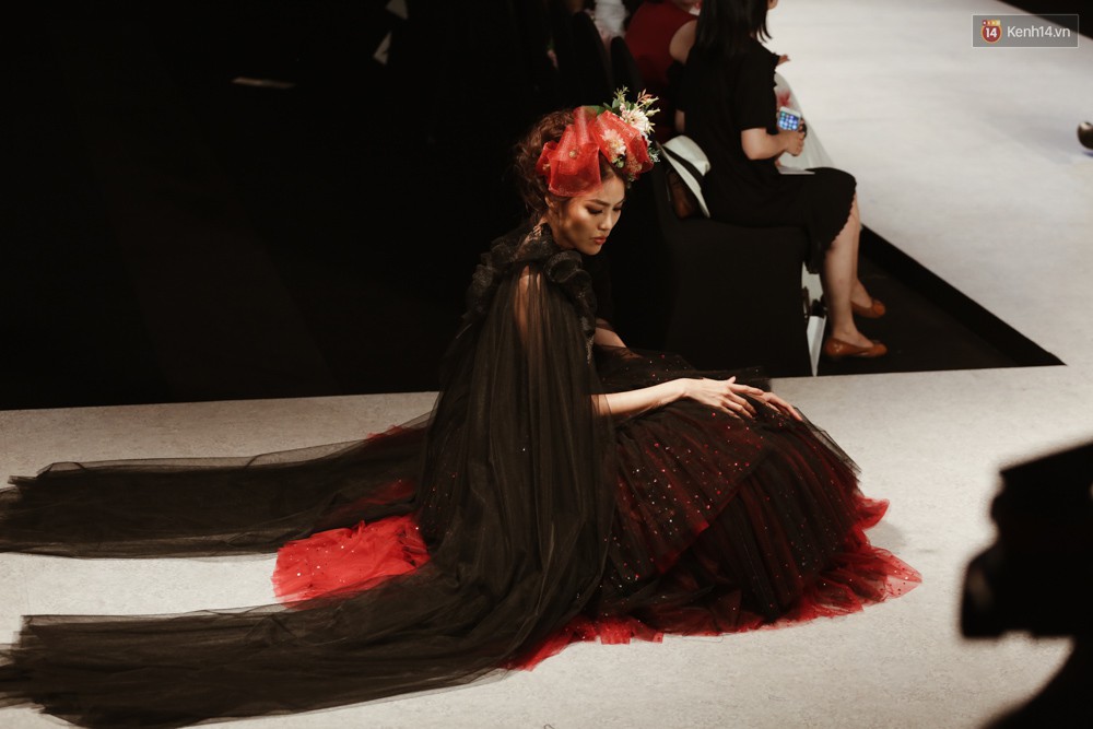 Đội vương miện quá nặng, nữ hoàng Lan Khuê phải vừa đi vừa giữ mà vẫn có thần thái quá đỉnh-8