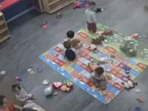 Clip học sinh mầm non bị đánh liên tiếp khiến dân mạng phẫn nộ