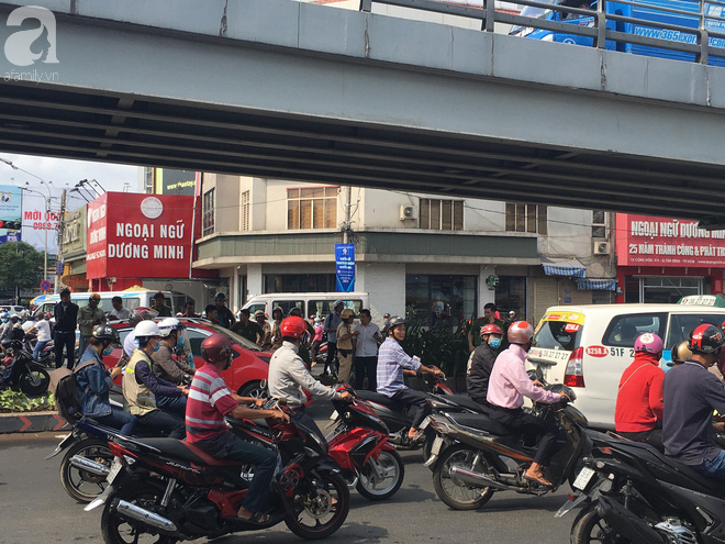 Bị CSGT lập biên bản do đi ngược chiều, nam thanh niên lập tức đốt xe máy rồi bỏ chạy-3