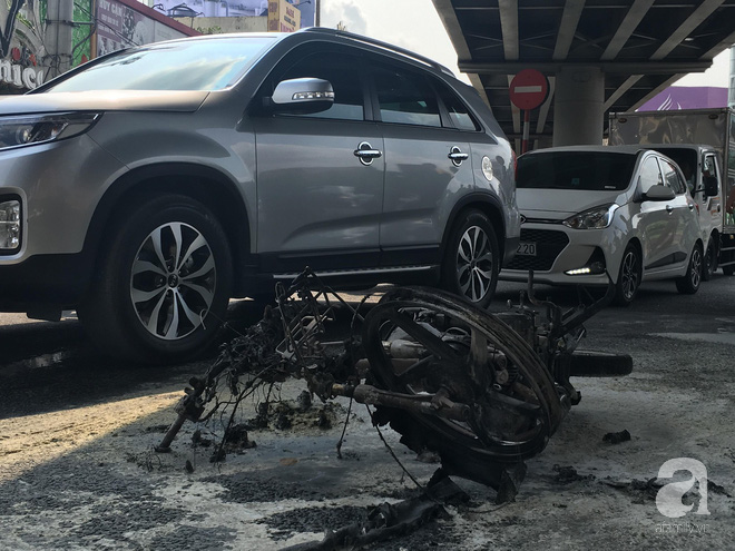 Bị CSGT lập biên bản do đi ngược chiều, nam thanh niên lập tức đốt xe máy rồi bỏ chạy-2