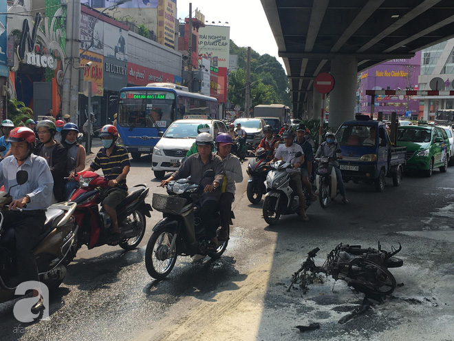 Bị CSGT lập biên bản do đi ngược chiều, nam thanh niên lập tức đốt xe máy rồi bỏ chạy-1