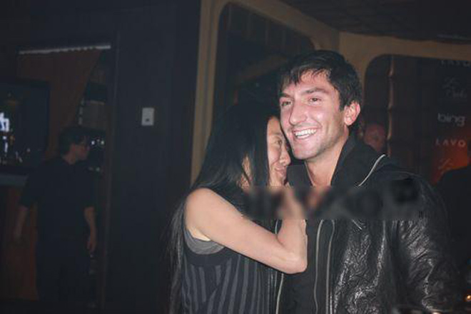 Nam thần Olympic 27 tuổi tình tứ quý bà U70: Choáng vì thiên tình sử-6