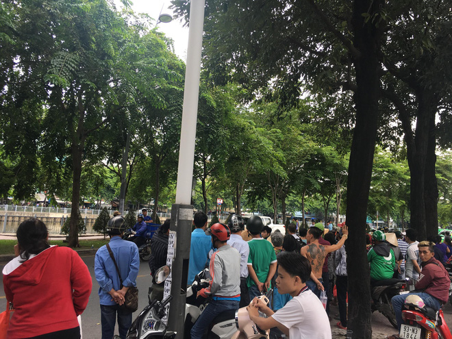 Nhân chứng vụ cô giáo bị đồng nghiệp cắt cổ: Người đàn ông lôi cô gái vào sát bờ kè rồi ra tay rất nhanh-1