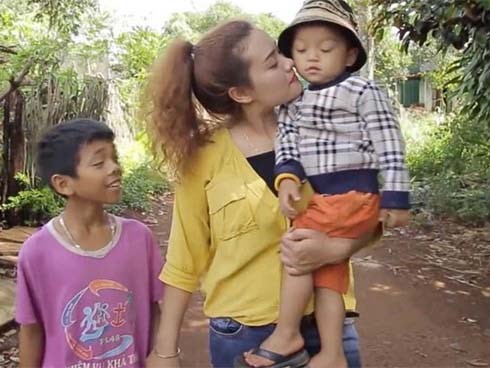 Cảm phục trước lòng nhân ái của cô gái cứu sống rồi nuôi nấng hai đứa trẻ sơ sinh từ năm 16 tuổi