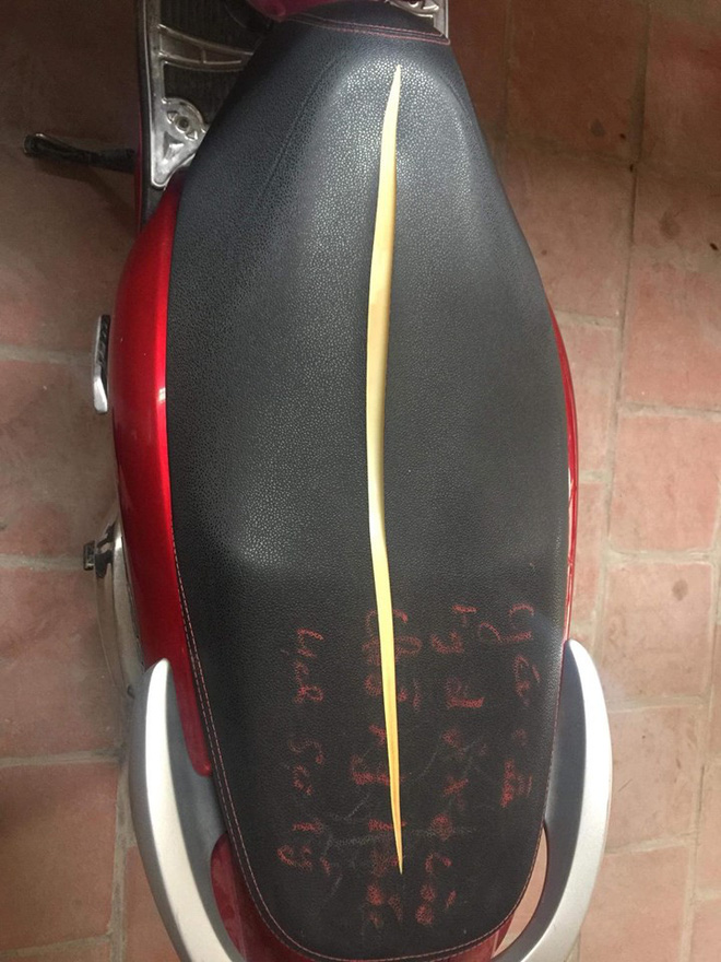 Vết rạch quái đản trên yên xe, người bị phiền thành người đi làm phiền-1