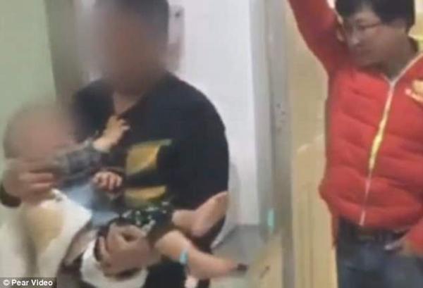 Bé 16 tháng nuốt gọn chiếc bấm móng tay vào bụng vì nghĩ rằng mẹ đùa với mình-1