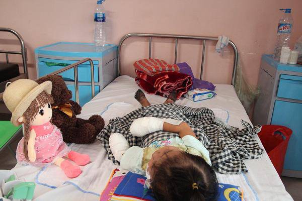 Mẹ bé gái tay chân hoại tử sau cơn sốt ban đêm: Thế là con mất hết tay, chân rồi”-4