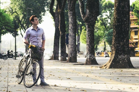 Soái ca Hứa Vĩ Văn đạp xe dạo phố Hà Nội-4