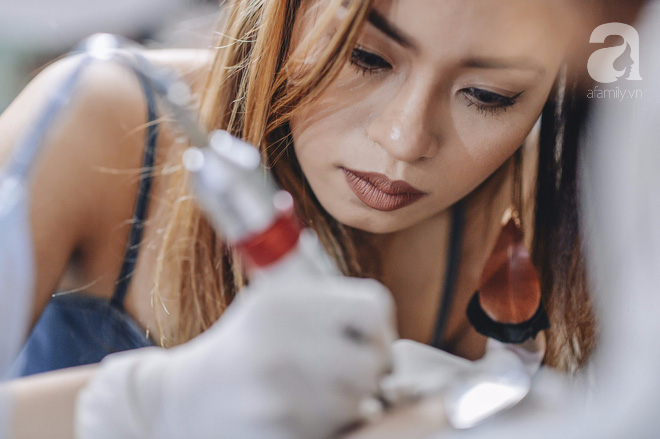 Nữ thợ xăm nóng bỏng Hà Thành kể chuyện khách đến xăm hình vợ quá cố và những vết sẹo cần được lắng nghe-3