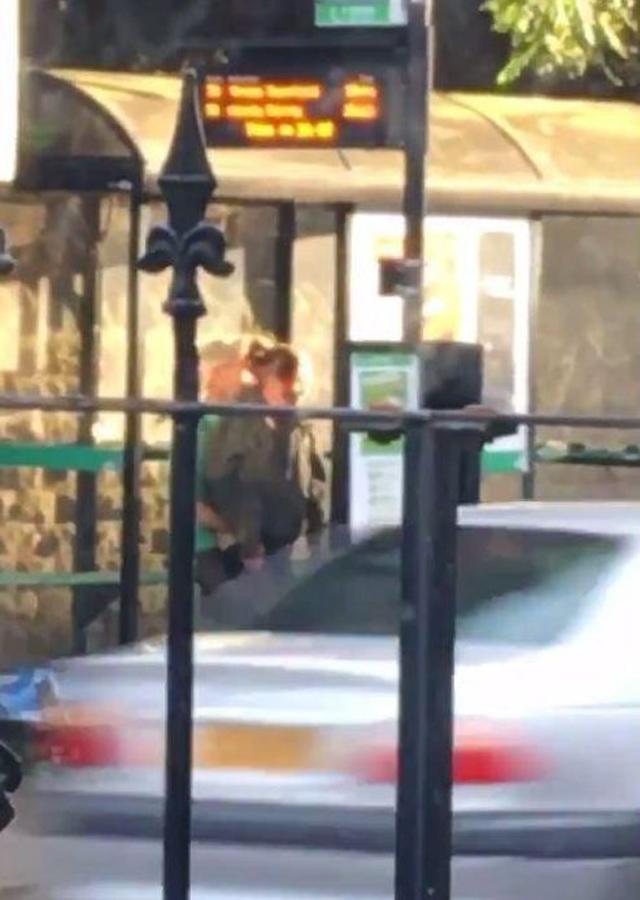 Cặp tình nhân cuồng nhiệt làm chuyện ấy tại trạm xe buýt giữa ban ngày-2