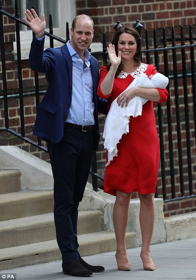 Chỉ vài tiếng sau sinh, hoàng tử nhí nước Anh lần đầu tiên xuất hiện trước công chúng bên bố mẹ-2