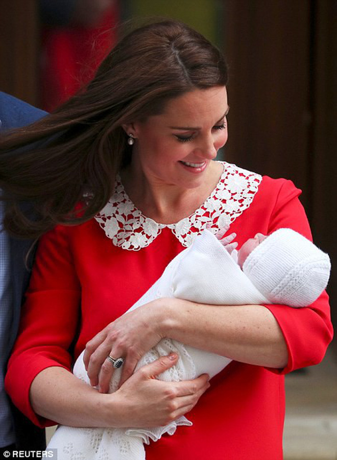 Chỉ vài tiếng sau sinh, hoàng tử nhí nước Anh lần đầu tiên xuất hiện trước công chúng bên bố mẹ-3