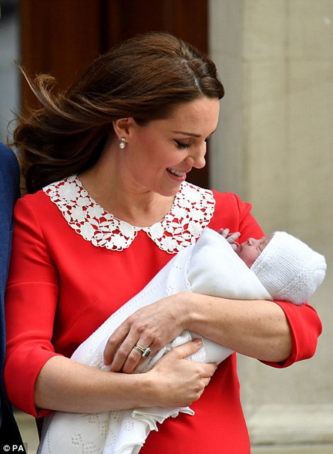 Chỉ vài tiếng sau sinh, hoàng tử nhí nước Anh lần đầu tiên xuất hiện trước công chúng bên bố mẹ-4