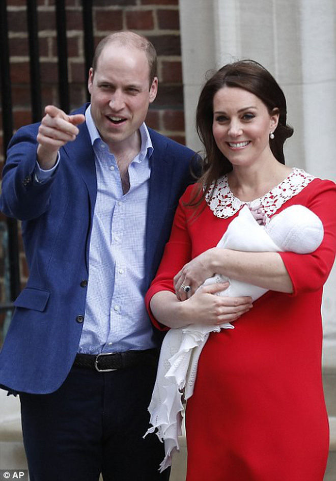 Chỉ vài tiếng sau sinh, hoàng tử nhí nước Anh lần đầu tiên xuất hiện trước công chúng bên bố mẹ-1