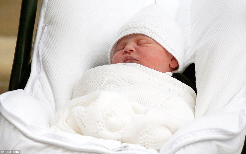 Chỉ vài tiếng sau sinh, hoàng tử nhí nước Anh lần đầu tiên xuất hiện trước công chúng bên bố mẹ-5