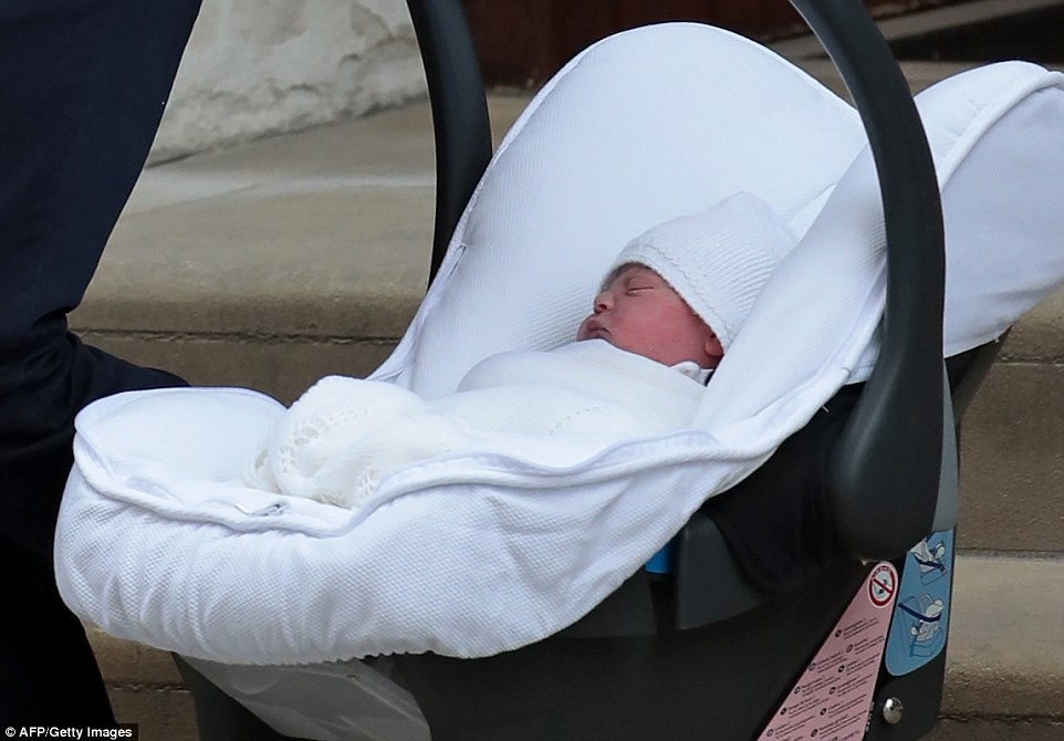 Chỉ vài tiếng sau sinh, hoàng tử nhí nước Anh lần đầu tiên xuất hiện trước công chúng bên bố mẹ-6