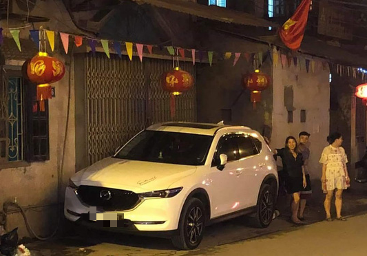 Cả gia đình rơi vào cảnh có nhà mà không thể về vì chiếc xe lạ chặn ngang cửa-1