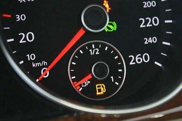Kim xăng chạm vạch đỏ - xe bạn còn đi được thêm bao nhiêu km?-2